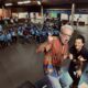pop-&-poesia,-projeto-com-ju-souc-e-jerry-espindola,-encanta-alunos-do-eja 