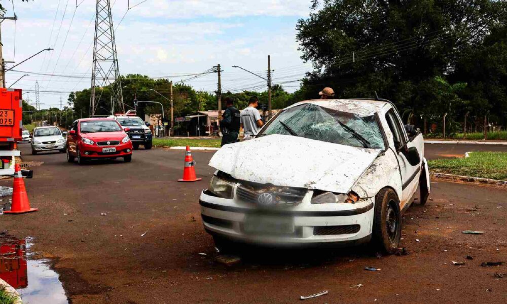 motorista-com-sinais-de-embriaguez,-bate-em-meio-fio-capota-carro-e-tenta-abandonar-veiculo