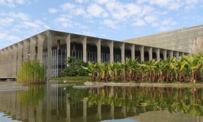 premie-de-bangladesh-cancela-viagem-ao-brasil-apos-protestos-em-massa