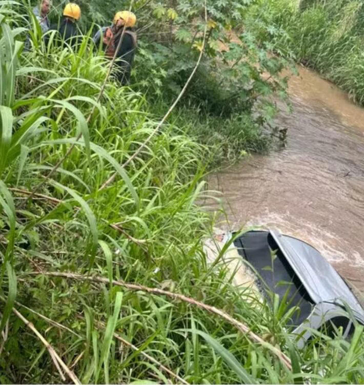corpo-de-mulher-e-achado-em-carro-arrastado-pela-enxurrada;-ja-sao-5-mortes-no-temporal-–-folha-de-dourados-–-noticias-de-dourados-ms-e-regiao