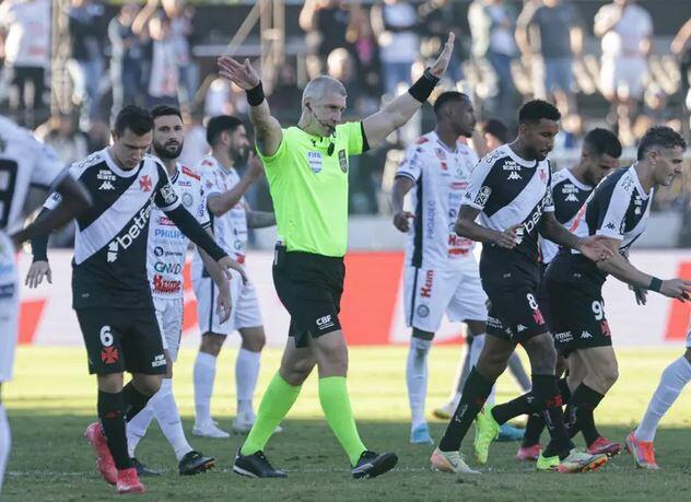 vasco-empata-com-operario-em-jogo-com-lance-de-mais-de-5-minutos-de-var