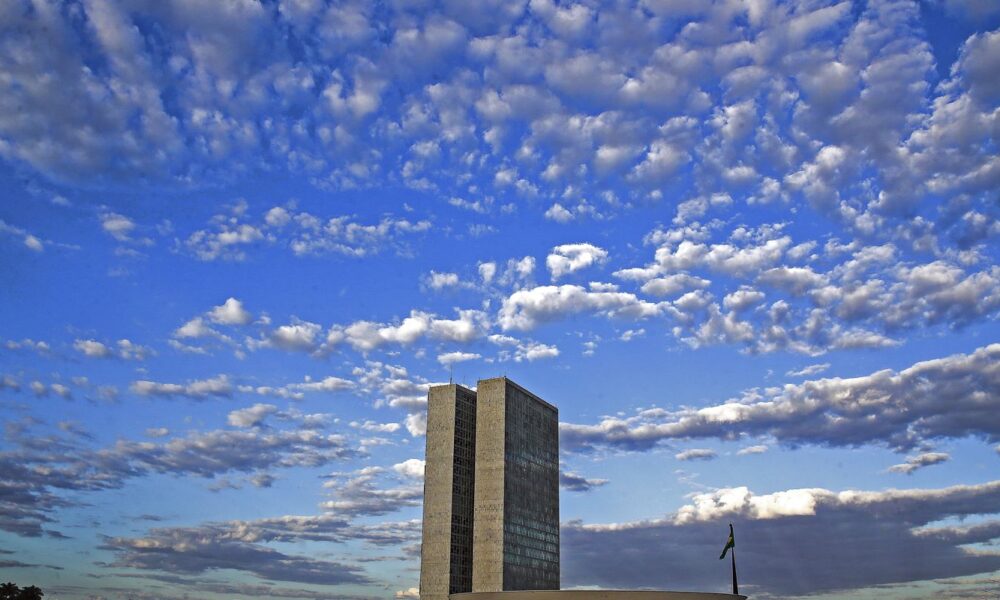 relator-antecipa-fim-da-reeleicao-para-2030-e-ccj-adia-votacao