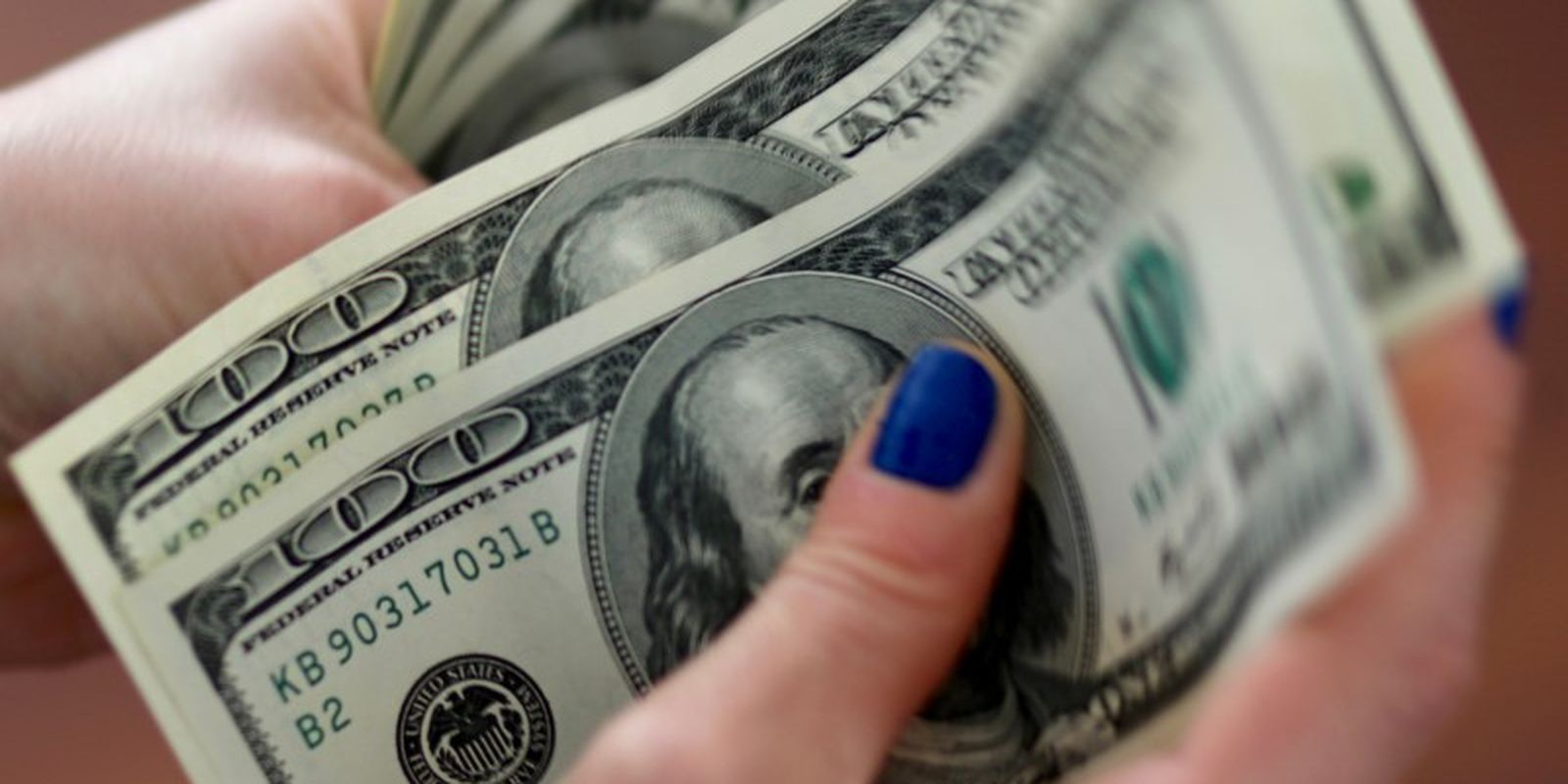 dolar-cai-para-r$-5,60,-e-bolsa-fecha-em-maxima-historica