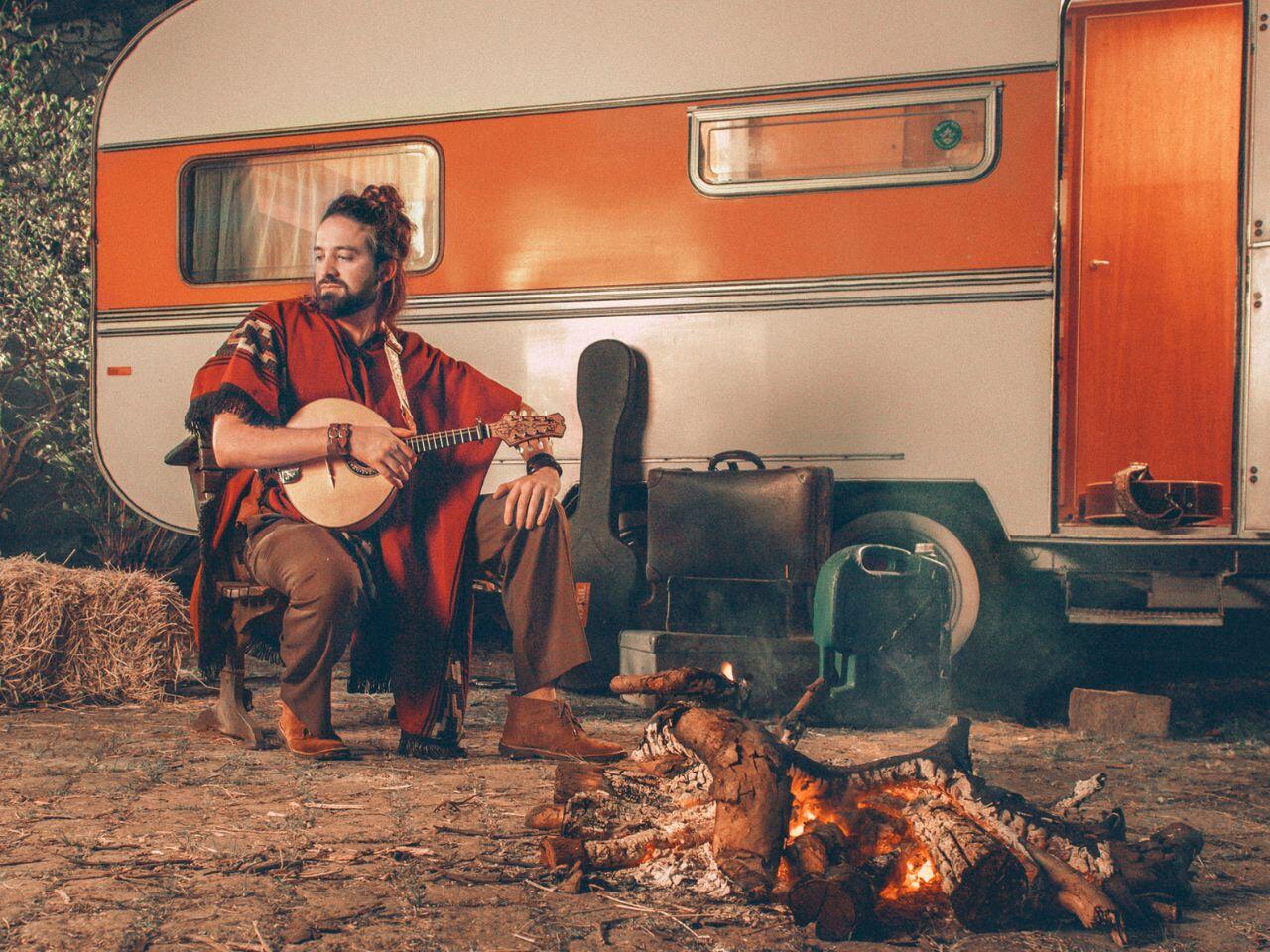 campo-grandense-que-cantava-folk-em-kombi-vai-para-europa-e-'abre-shows-do-jota-quest'-em-turne-mundial