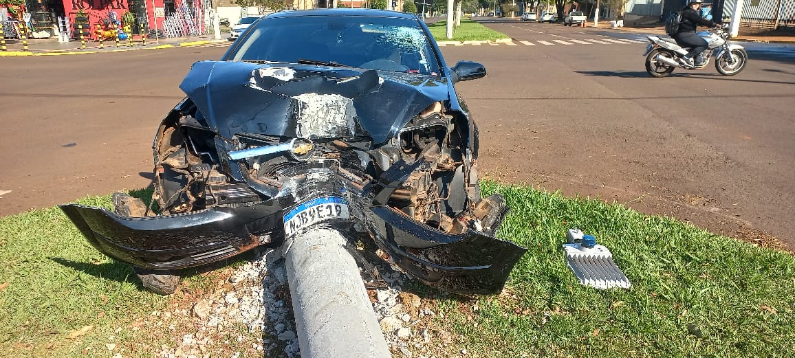 motorista-perde-o-controle-e-derruba-poste-apos-colisao-em-cruzamento-de-dourados-–-folha-de-dourados-–-noticias-de-dourados-ms-e-regiao