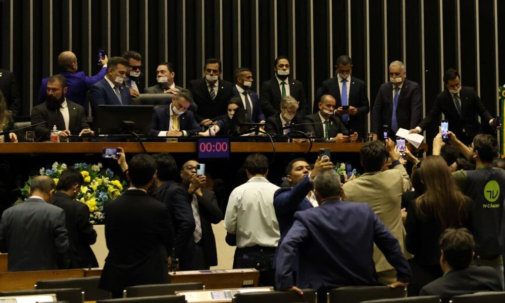 alcolumbre-e-motta-pedem-dialogo-e-respeito-apos-ocupacao-de-plenarios