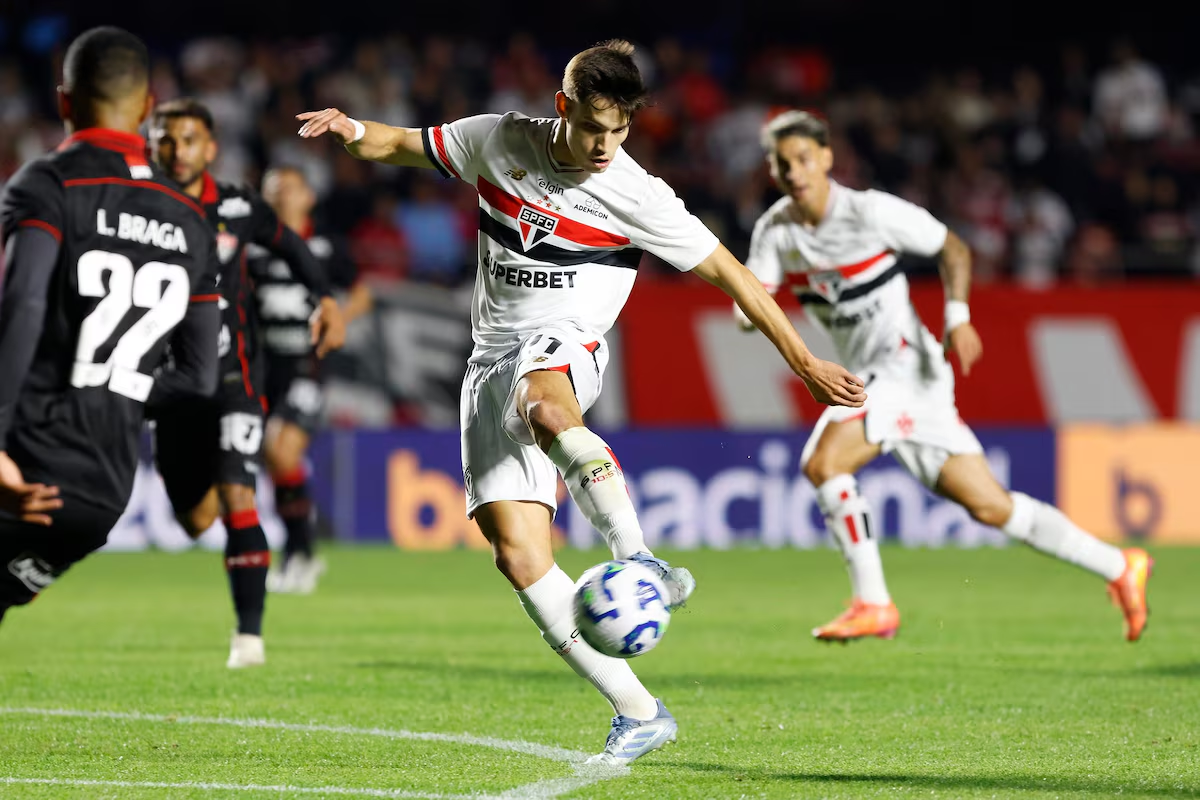 sao-paulo-derrota-vitoria-por-2-a-0-no-morumbis-e-chega-ao-5o-triunfo-seguido-no-brasileir