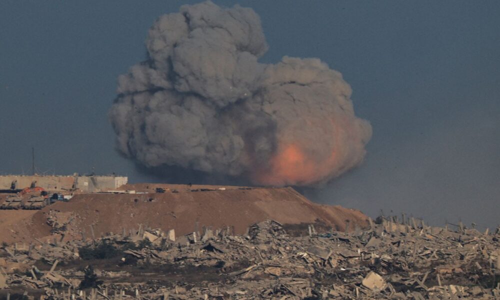 forcas-israelenses-bombardeiam-suburbios-da-cidade-de-gaza