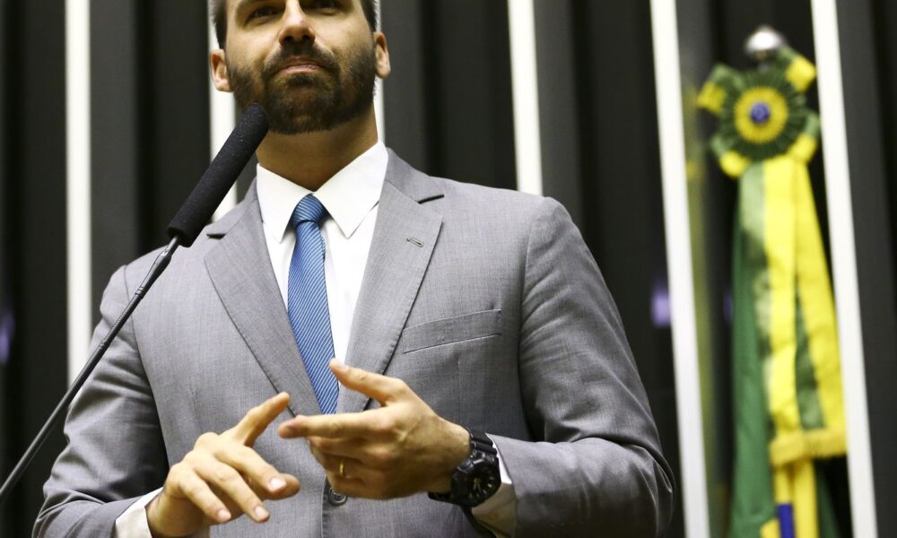 moraes-envia-denuncia-contra-eduardo-bolsonaro-para-hugo-motta