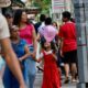 criancada-acompanhando-pais-e-avos-no-comercio-garante-compra-de-mimos-e-evita-'exageros'-nos-precos
