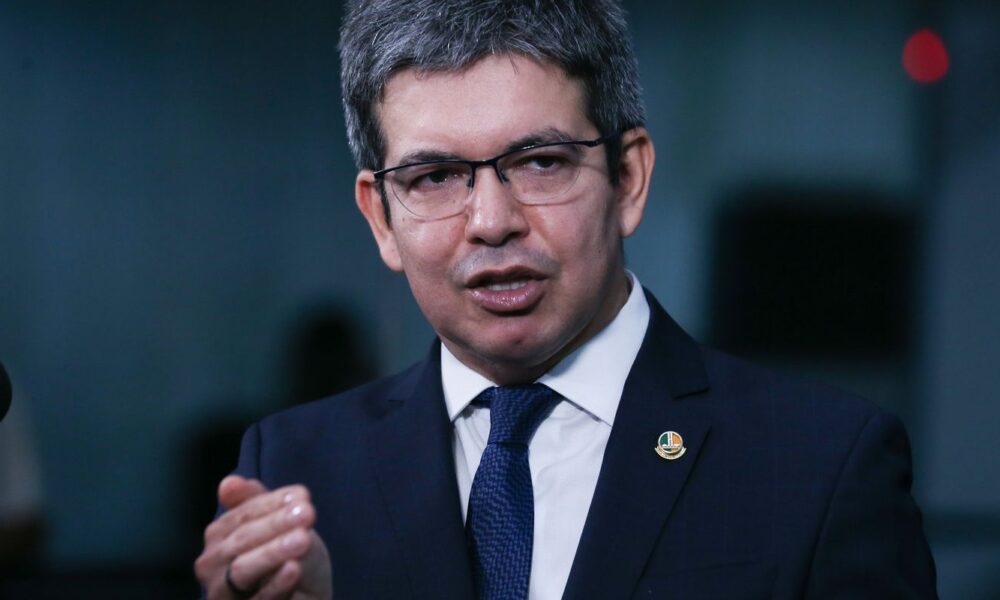 rotular-faccoes-como-terroristas-nao-combate-crime,-diz-randolfe