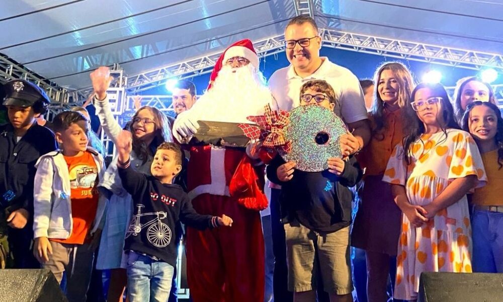 dourados-brilha-2023-comeca-com-luzes,-fogos-e-praca-antonio-joao-lotada-|-portal-prefeitura-de-dourados