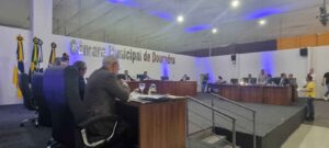 com-sessao-de-quase-12-horas,-vereadores-aprovam-orcamento-bilionario-de-dourados-para-2024