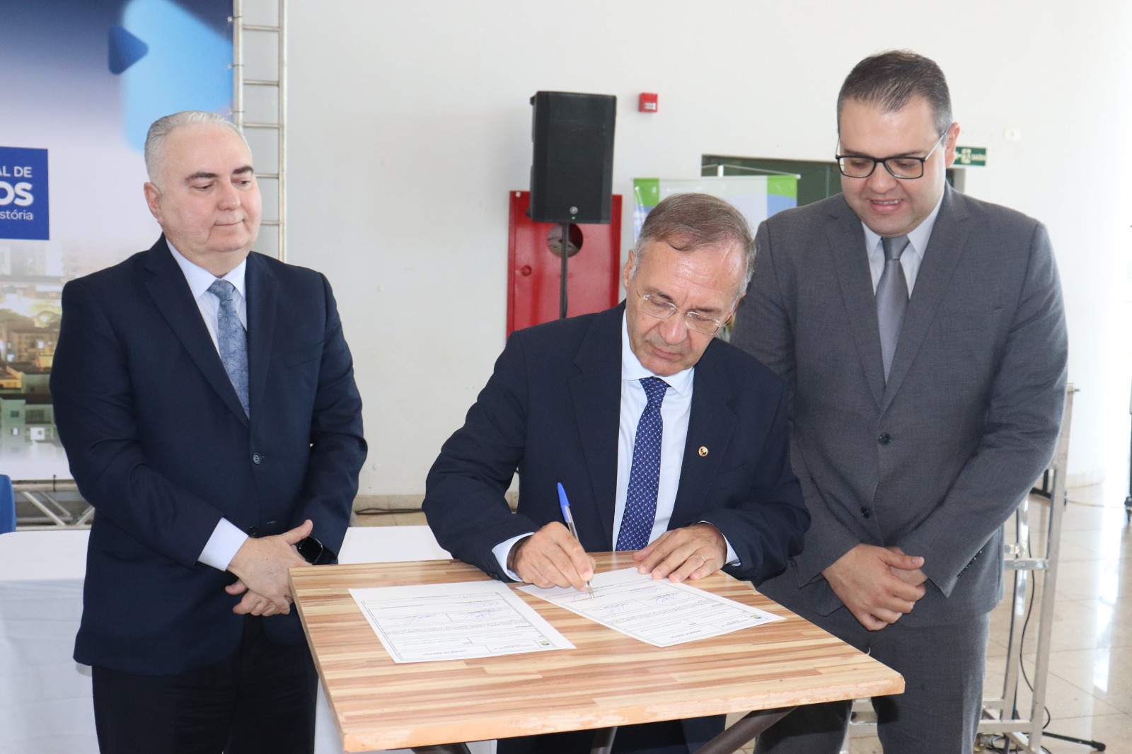 prefeitura-inicia-programa-de-habitacao-para-regularizar-titulos-de-familias-de-baixa-renda-|-portal-prefeitura-de-dourados