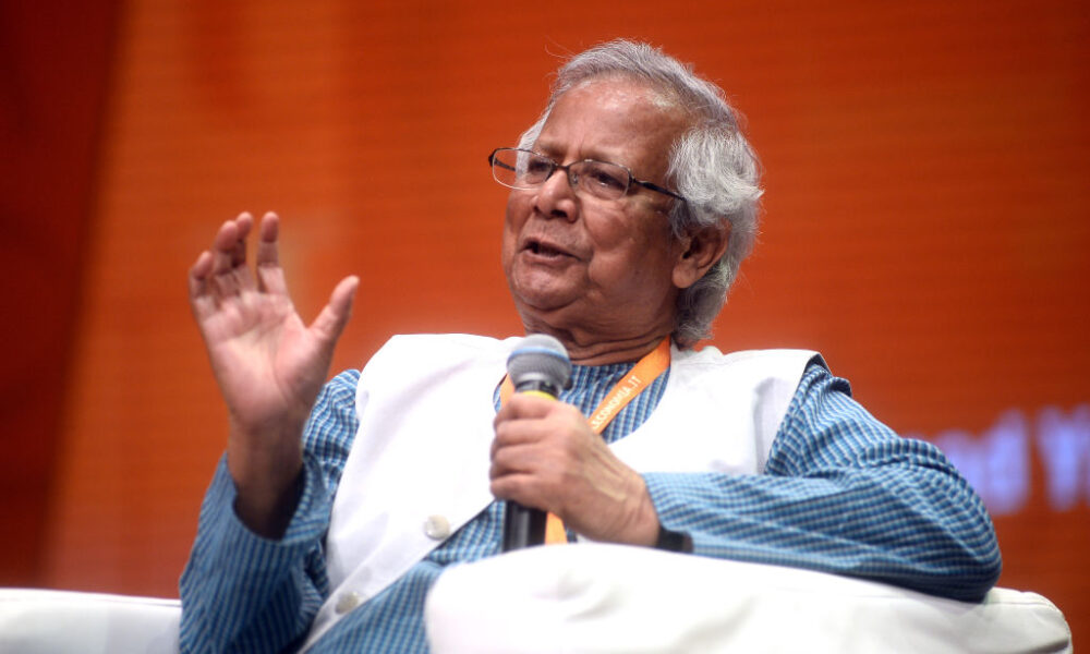 nobel-da-paz-muhammad-yunus-e-condenado-a-prisao-em-caso-de-violacao-trabalhista