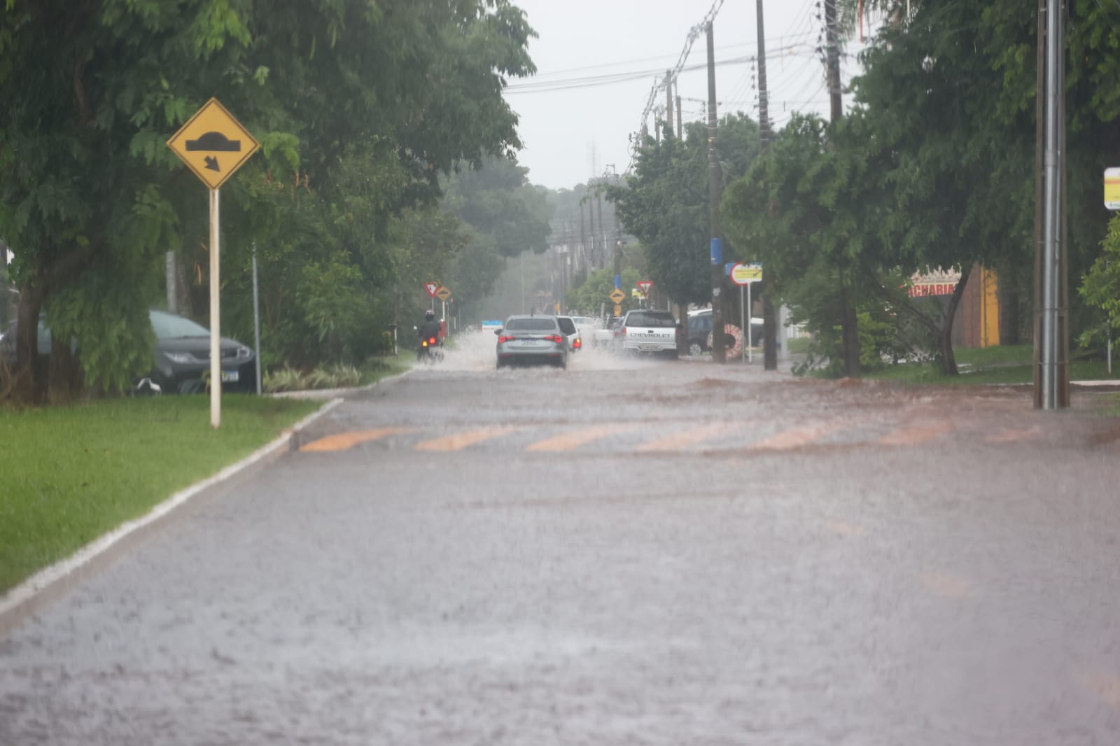 temperatura-despenca-quase-10°c-com-chuva-de-65-mm-e-ventos-de-84-km/h-em-campo-grande
