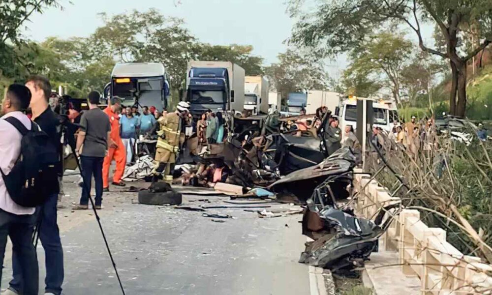 acidente-entre-onibus-e-caminhonete-deixou-ao-menos-8-mortos-em-minas