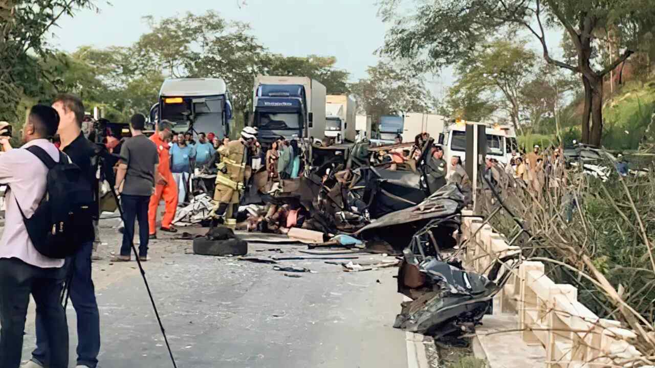 acidente-entre-onibus-e-caminhonete-deixou-ao-menos-8-mortos-em-minas