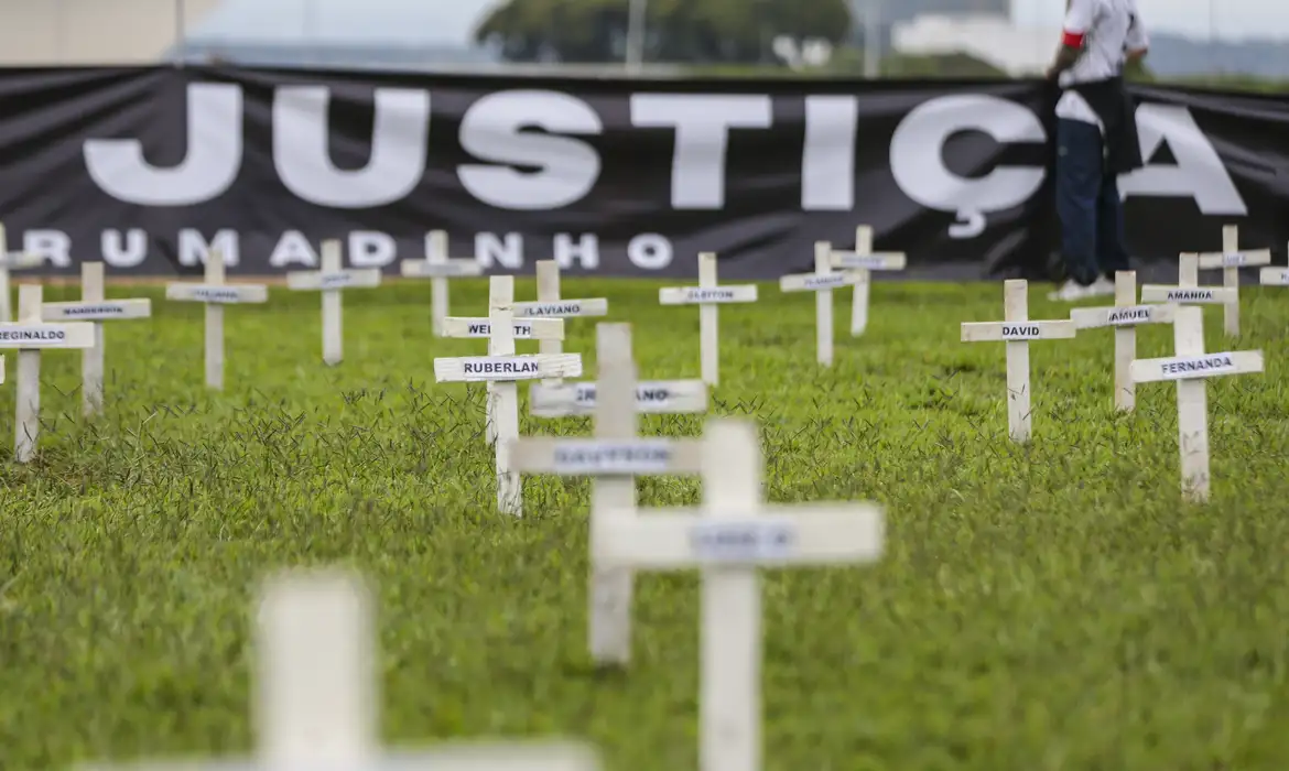 cruzes-na-esplanada-lembram-vitimas-de-tragedia-em-brumadinho-–-folha-de-dourados-–-noticias-de-dourados-ms-e-regiao