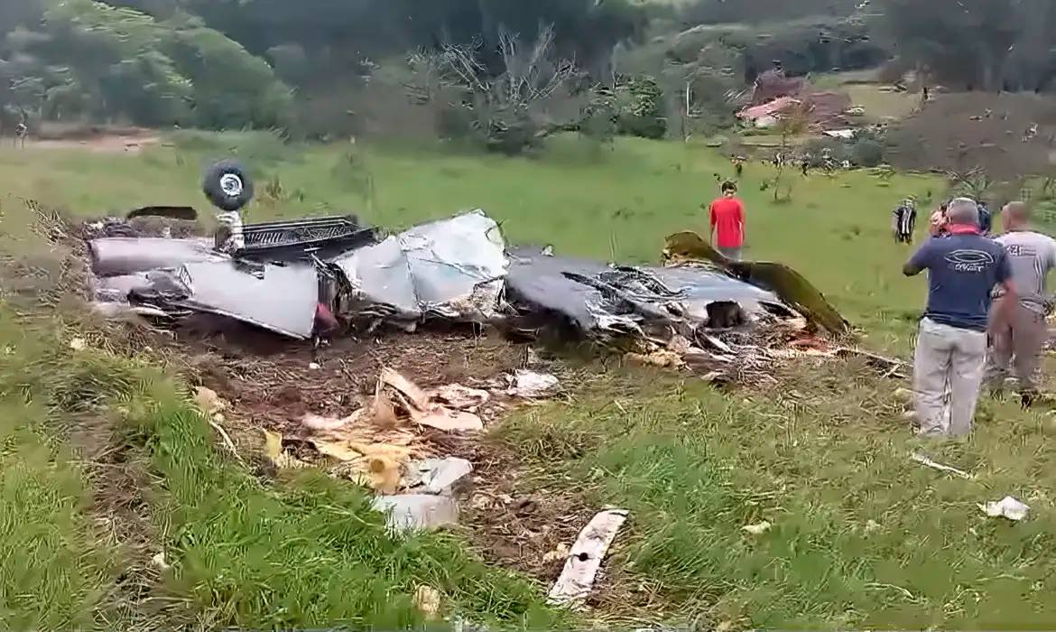 pequeno-aviao-cai-e-mata-7-pessoas-em-minas-gerais;-duas-vitimas-sao-do-setor-financeiro