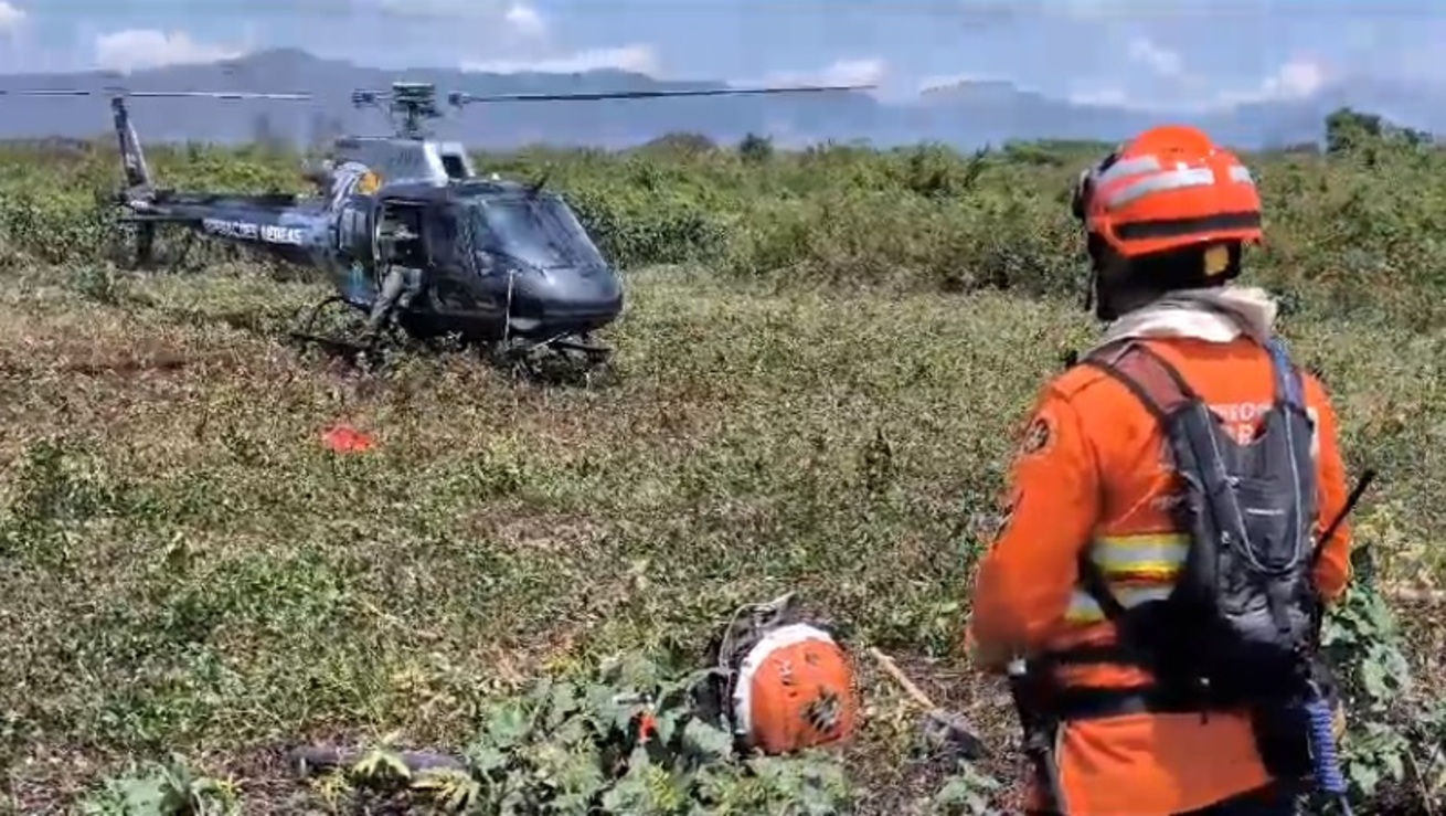 video:-bombeiros-sao-levados-de-helicoptero-a-local-edificio-acesso-com-incendios-na-serra-do-amolar