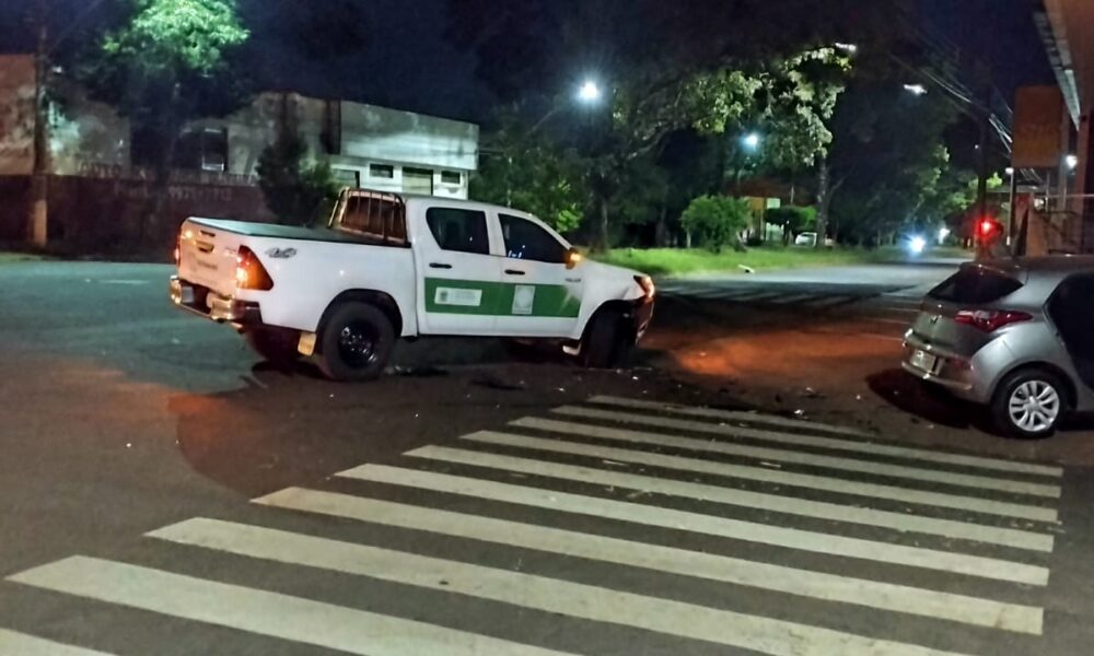condutor-de-caminhonete-do-detran-ms-passa-preferencial-e-causa-acidente-em-cruzamento
