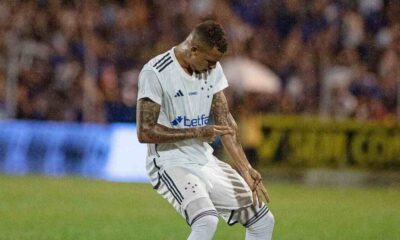 cruzeiro-vence-democrata,-se-reabilita-e-mantem-a-lideranca-do-grupo-a-do-mineiro