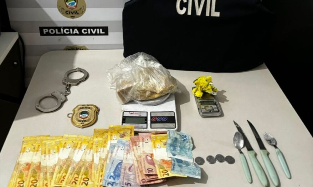 em-cumprimento-de-mandado,-mulher-e-presa-com-crack-para-venda-e-dinheiro