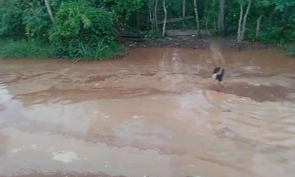 video:-criancas-ficam-impedidas-de-voltar-para-casa-por-ruas-que-viraram-rio-apos-chuva-no-noroeste