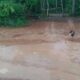 video:-criancas-ficam-impedidas-de-voltar-para-casa-por-ruas-que-viraram-rio-apos-chuva-no-noroeste