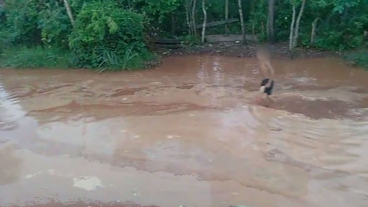 video:-criancas-ficam-impedidas-de-voltar-para-casa-por-ruas-que-viraram-rio-apos-chuva-no-noroeste