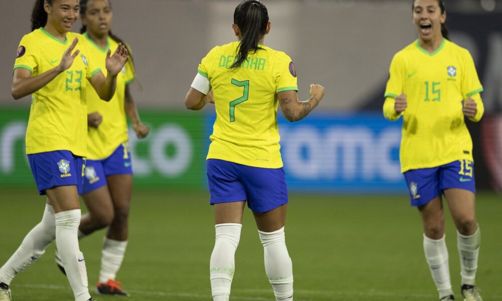 invicta-na-copa-ouro,-selecao-feminina-fecha-1a-fase-com-goleada 