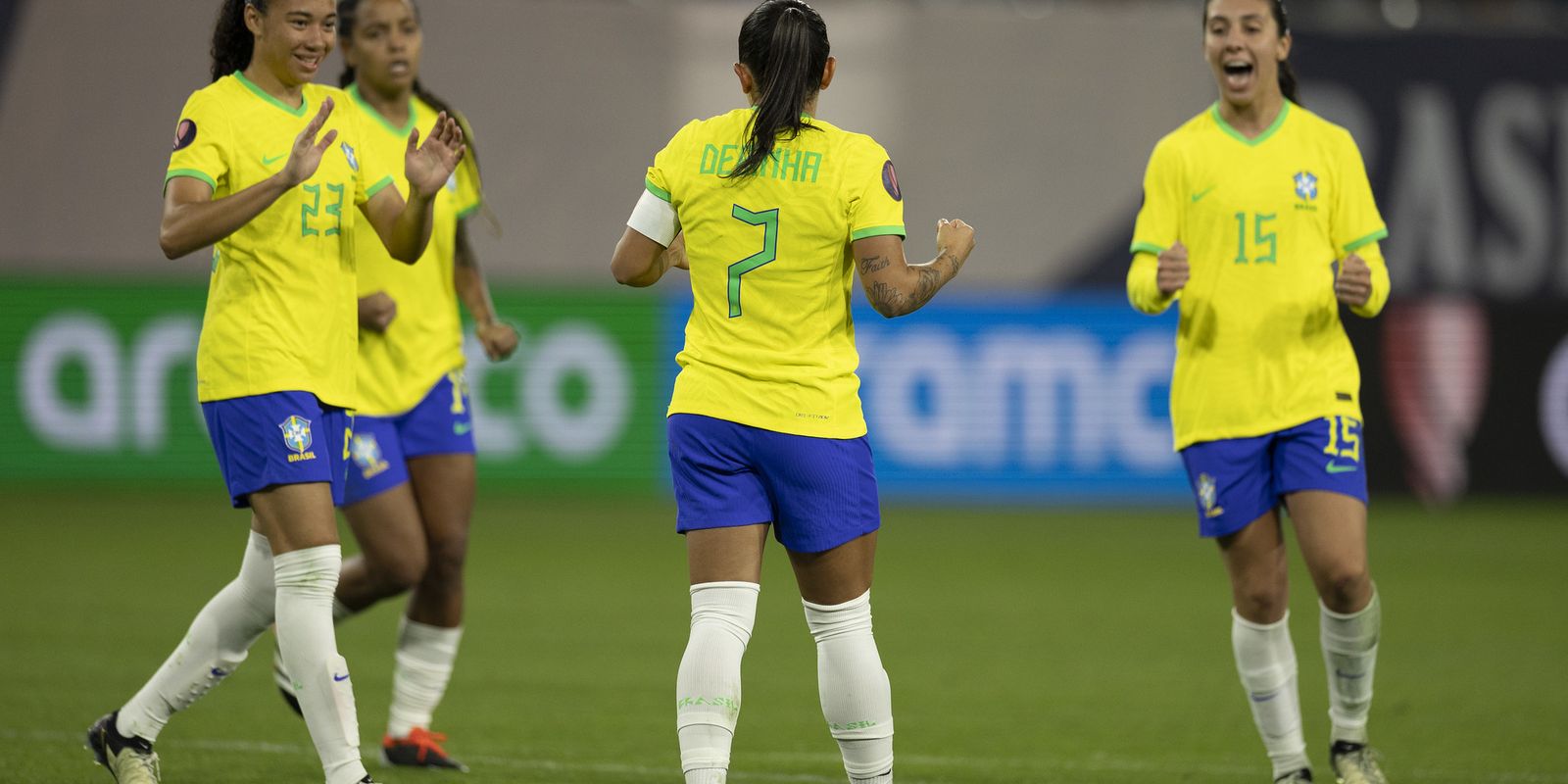 invicta-na-copa-ouro,-selecao-feminina-fecha-1a-fase-com-goleada 