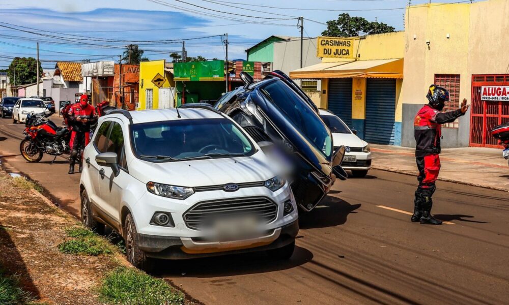 misterio:-corolla-sobe-em-ecosport-estacionado-em-avenida-no-jardim-leblon