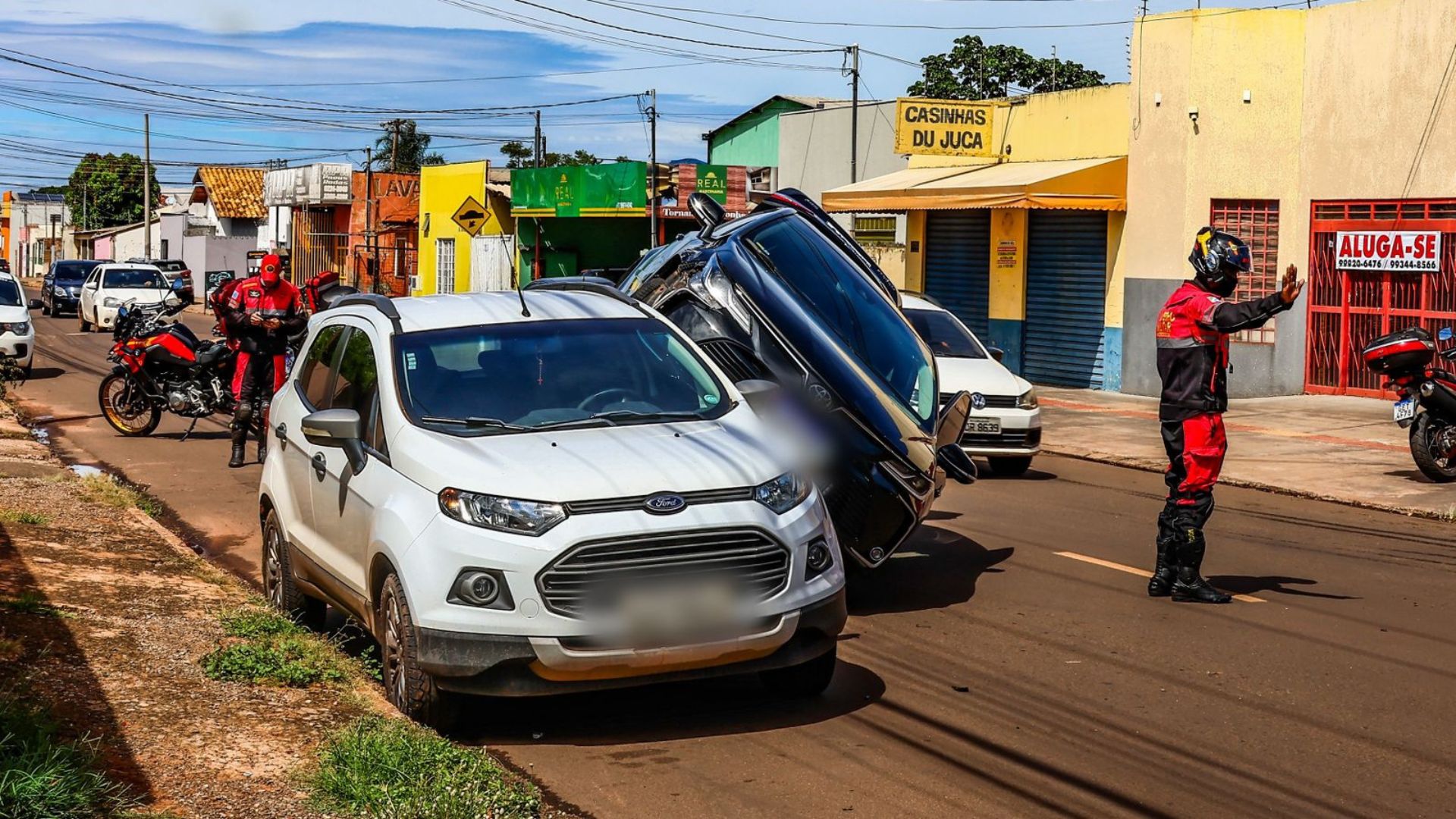 misterio:-corolla-sobe-em-ecosport-estacionado-em-avenida-no-jardim-leblon