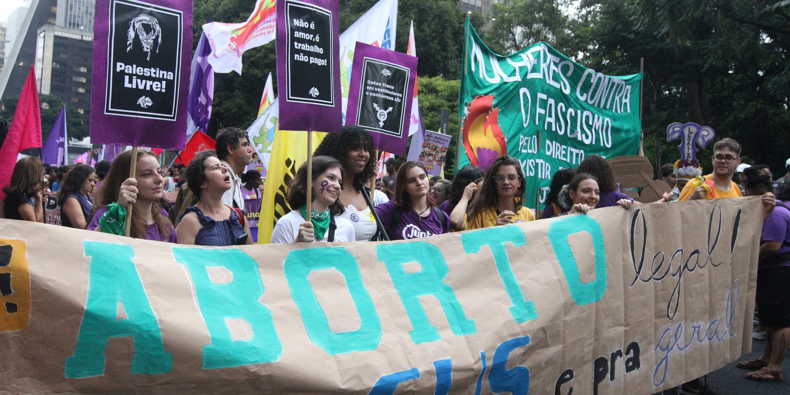 na-paulista,-marcha-pede-legalizacao-do-aborto-e-igualdade-de-genero
