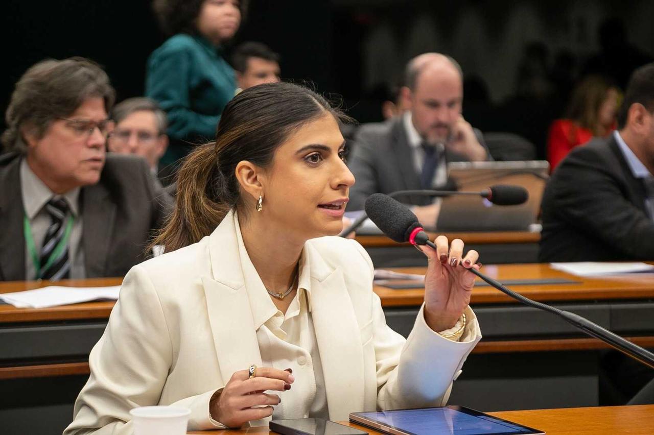 projeto-de-lei-aumenta-pena-para-crimes-com-uso-de-inteligencia-artificial-contra-mulheres-–-folha-de-dourados-–-noticias-de-dourados-ms-e-regiao