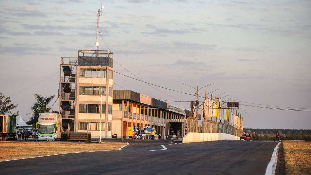 com-onda-de-calor,-altas-temperaturas-aumentam-dificuldade-para-provas-no-autodromo