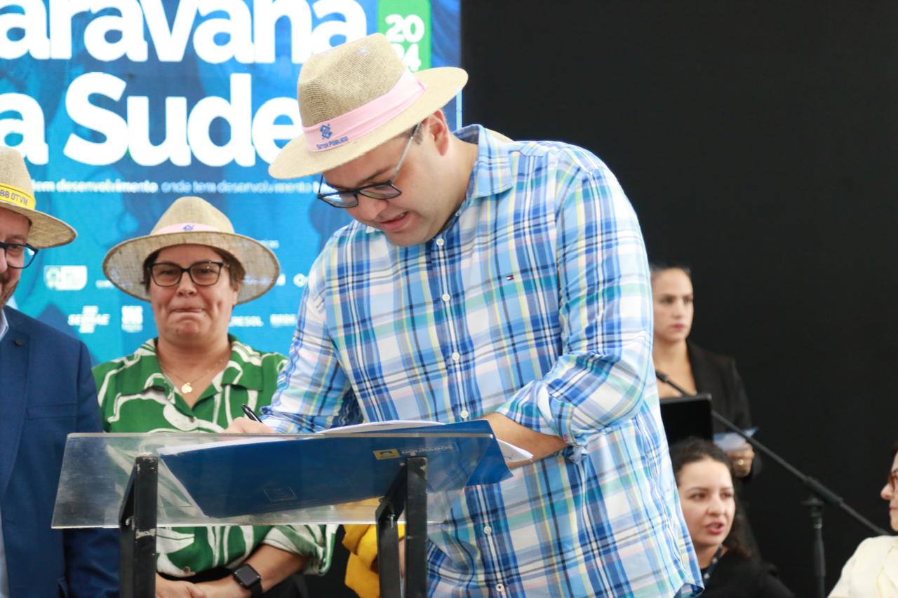 na-caravana-da-sudeco,-alan-assina-convenio-para-drenagem-e-pavimentacao-em-dourados-|-portal-prefeitura-de-dourados