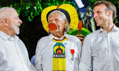 cacique-raoni-recebe-honraria-de-macron-e-pede-demarcacoes-a-lula