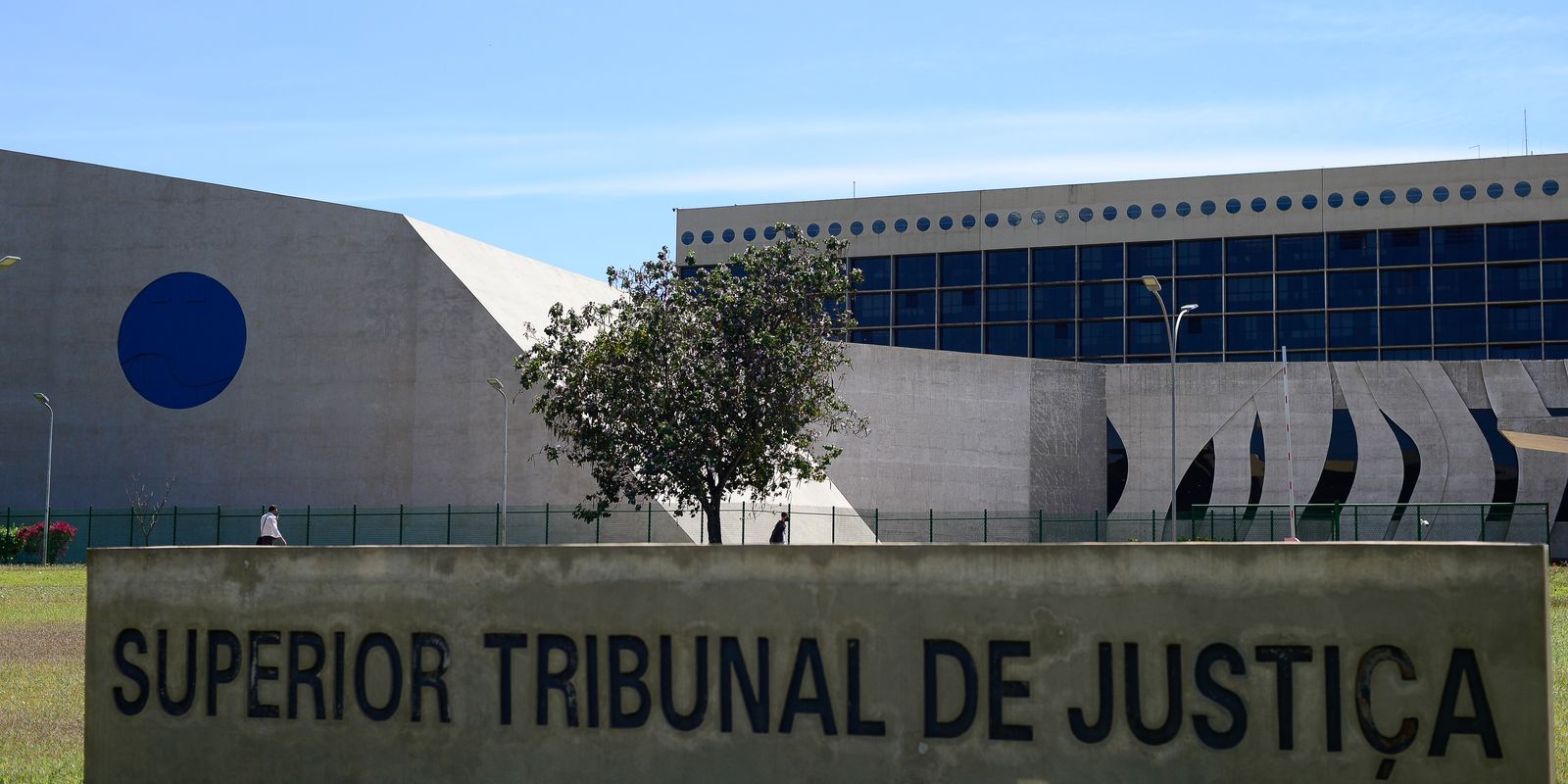 cnj-suspende-norma-que-proibe-uso-de-cropped-no-stj