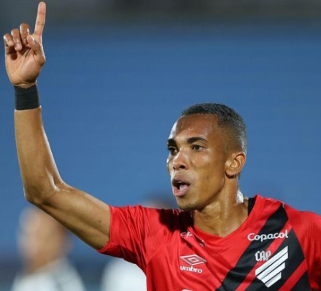 athletico-pr-supera-danubio-e-segue-com-100%-na-sul-americana;-red-bull-bragantino-tambem-vence