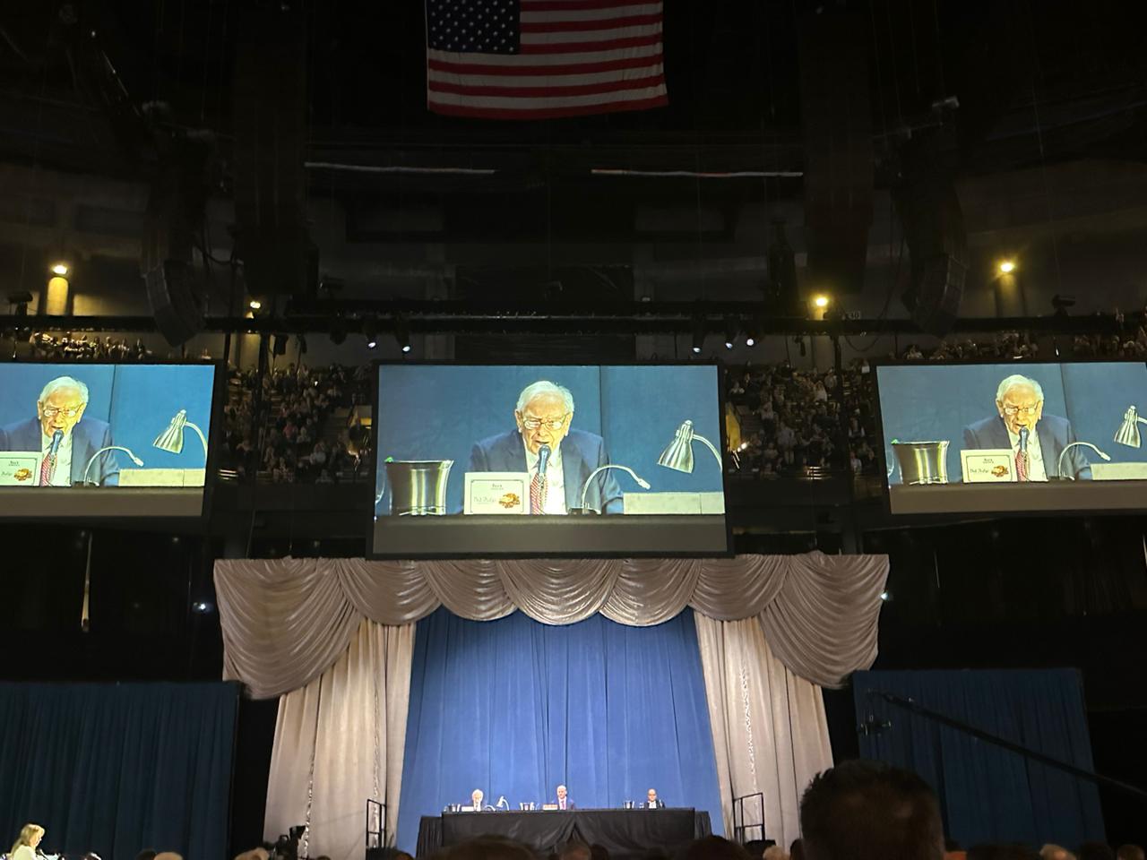 buffett-sobre-fraudes-com-ia:-“proxima-grande-industria-em-crescimento”