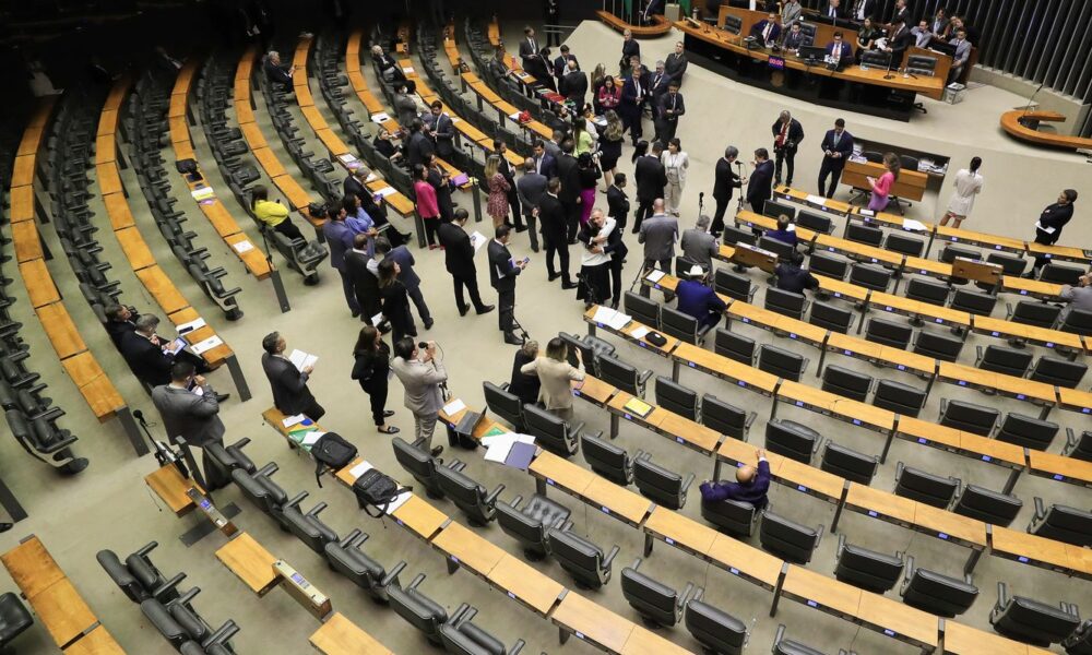 mirando-mst,-camara-aprova-projeto-que-pune-ocupacoes-de-terras