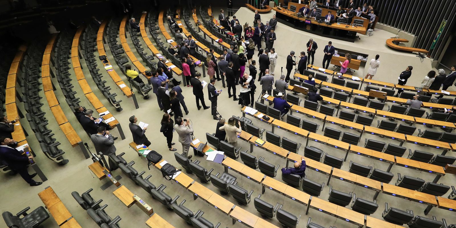 mirando-mst,-camara-aprova-projeto-que-pune-ocupacoes-de-terras