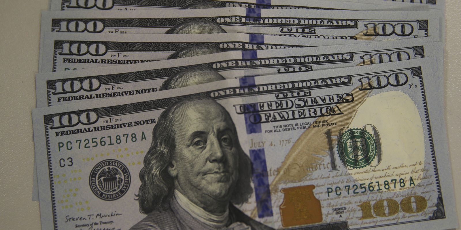 dolar-encosta-em-r$-5,21-pressionado-por-brasil-e-exterior