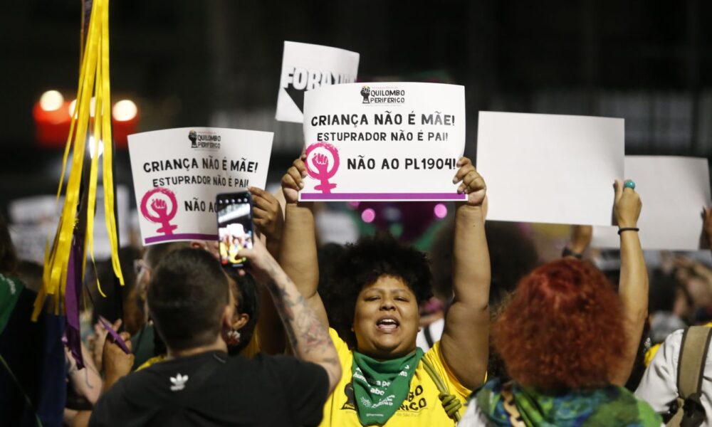 manifestantes-vao-as-ruas-contra-pl-que-equipara-aborto-a-homicidio