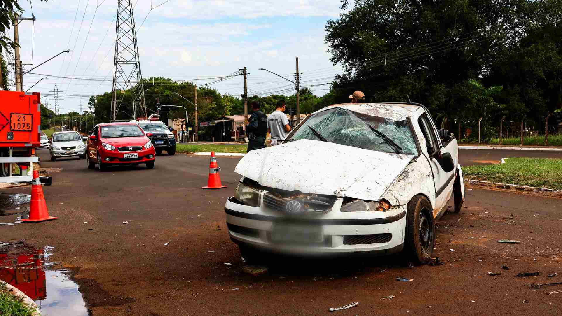 motorista-com-sinais-de-embriaguez,-bate-em-meio-fio-capota-carro-e-tenta-abandonar-veiculo