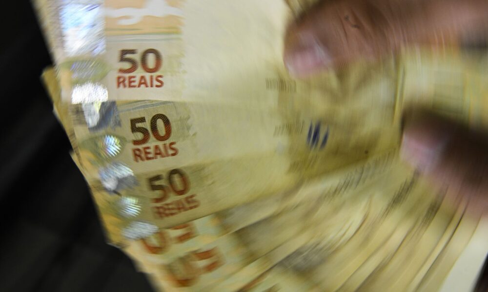 fitch-mantem-nota-de-credito-do-brasil,-com-perspectiva-estavel