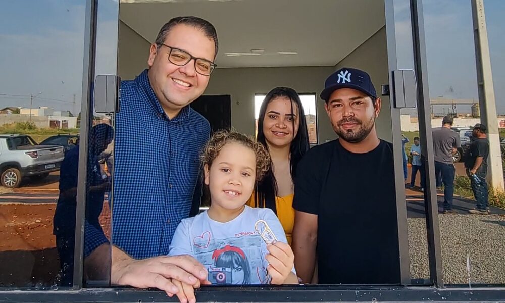 prefeitura-entrega-primeira-casa-do-projeto-“vida-nova-autoconstrucao”-|-portal-prefeitura-de-dourados